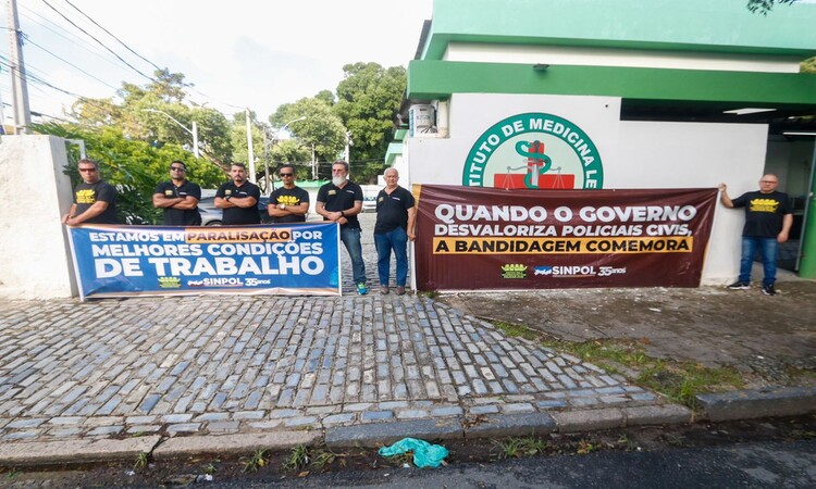 Estão disponíveis poucos serviços para a população: liberação de corpos no Instituto de Medicina Legal (IML), em Santo Amaro, no Recife, e atuação em casos de flagrante/Foto: Marina Torres/DP Foto