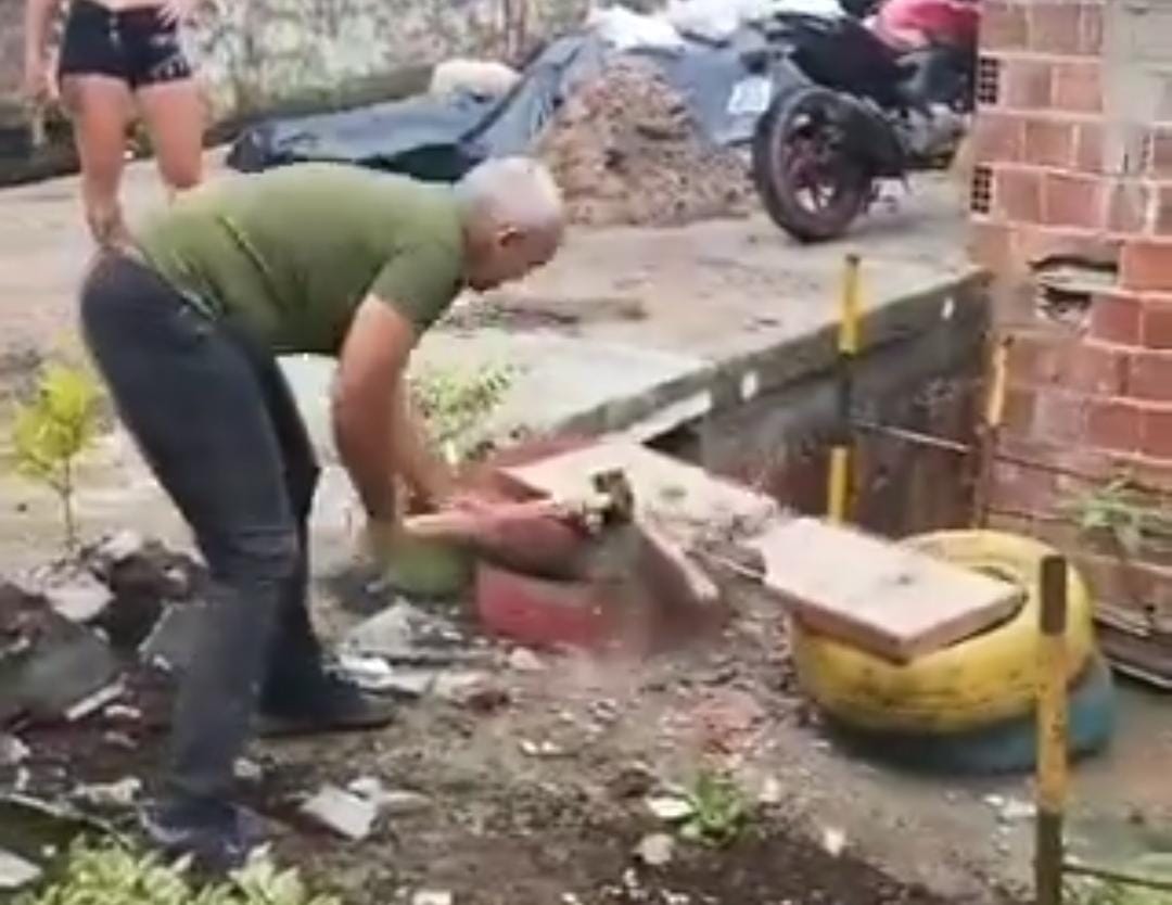 Nas imagens registradas, é possível ver um homem, identificado no vídeo apenas como Tiago, quebrando vasos com plantas e um banquinho feito com madeira e pneus/Foto: Reprodução/Twitter Nas imagens registradas, é possível ver um homem, identificado no vídeo apenas como Tiago, quebrando vasos com plantas e um banquinho feito com madeira e pneus/Foto: Reprodução/Twitter