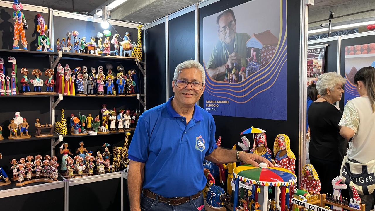 O Artesão Ademilson Eudócio seguiu os passos do pai, o mestre Silvano Eudócio 