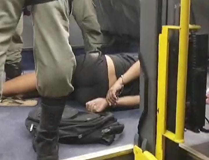 Um dos suspeito ficou ferido ap&oacute;s um passageiro reagir ao assalto, na Avenida Guararapes, no Centro do Recife/Foto: Cortesia