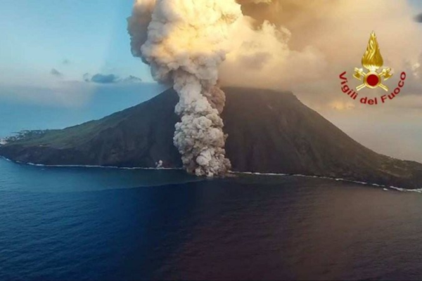 O Corpo de Bombeiros italiano divulgou imagem que mostra uma mistura de gás quente com matéria vulcânica, cinzas e fragmentos de rocha/crédito: Divulgação/Vigili del fuoco O Corpo de Bombeiros italiano divulgou imagem que mostra uma mistura de gás quente com matéria vulcânica, cinzas e fragmentos de rocha/crédito: Divulgação/Vigili del fuoco