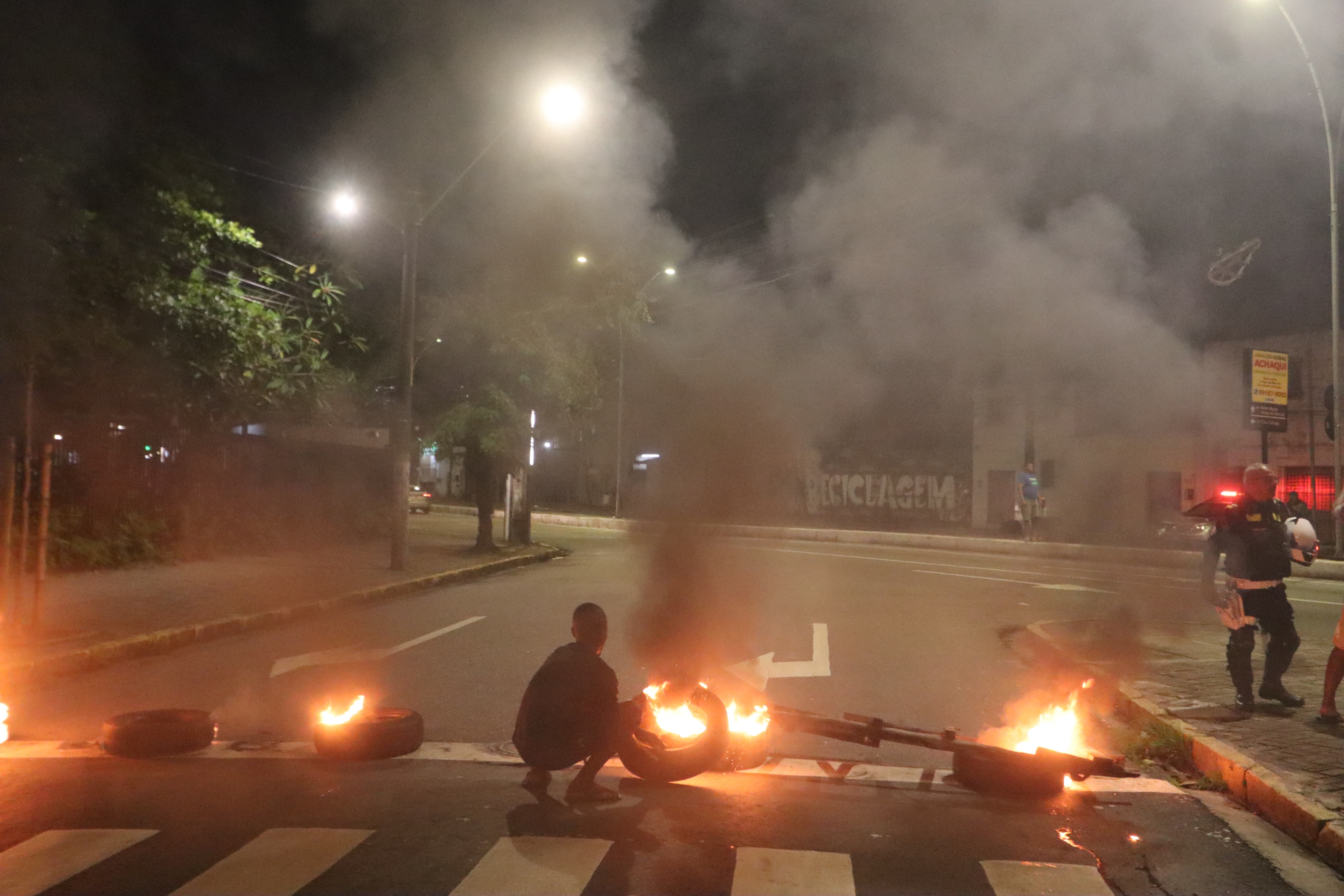 Os manifestantes colocaram entulhos e atearam fogo na pista