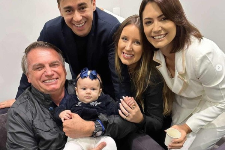 ''No colo do ex mais amado do Brasil'', escreveu Nikolas ao compartilhar a foto/Crédito: Instagram @nikolasferreiradm/Reprodução ''No colo do ex mais amado do Brasil'', escreveu Nikolas ao compartilhar a foto/Crédito: Instagram @nikolasferreiradm/Reprodução
