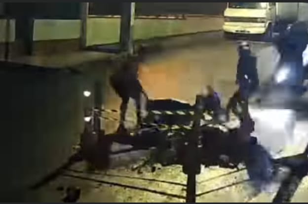 O vídeo mostra o momento da segunda colisão, em que um motociclista é atropelado por um outra motocicleta, em um intervalo de três minutos/Foto: Reprodução/Redes Sociais O vídeo mostra o momento da segunda colisão, em que um motociclista é atropelado por um outra motocicleta, em um intervalo de três minutos/Foto: Reprodução/Redes Sociais