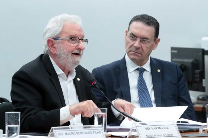 Valente (à esquerda) avisou, durante a apresentação do parecer, que a bancada do PSol na Câmara apresentará uma emenda para discutir, em plenário, a taxação de grandes fortunas/foto: Bruno Spada/Câmara dos Deputados Valente (à esquerda) avisou, durante a apresentação do parecer, que a bancada do PSol na Câmara apresentará uma emenda para discutir, em plenário, a taxação de grandes fortunas/foto: Bruno Spada/Câmara dos Deputados