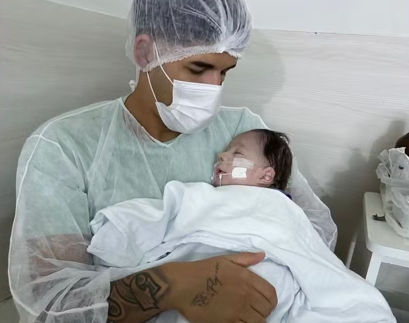 Zé Vaqueiro com o filho nos braços/Reprodução/redes sociais