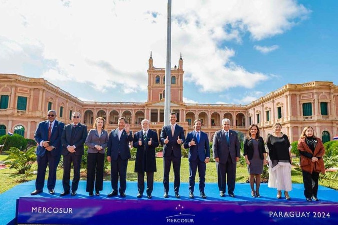 Fotografia oficial dos chefes de delegação dos países membros e Estados Associados, no Palácio de López, em Assunção/foto: Ricardo Stuckert/PR