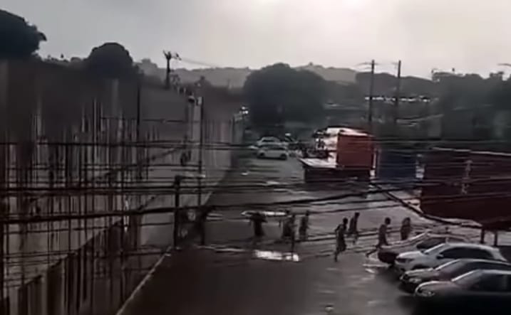 Um vídeo que circula nas redes sociais flagrou o momento em que o grupo de menores infratores fogem da unidade socioeducativa/Foto: Reprodução/Redes Sociais Um vídeo que circula nas redes sociais flagrou o momento em que o grupo de menores infratores fogem da unidade socioeducativa/Foto: Reprodução/Redes Sociais