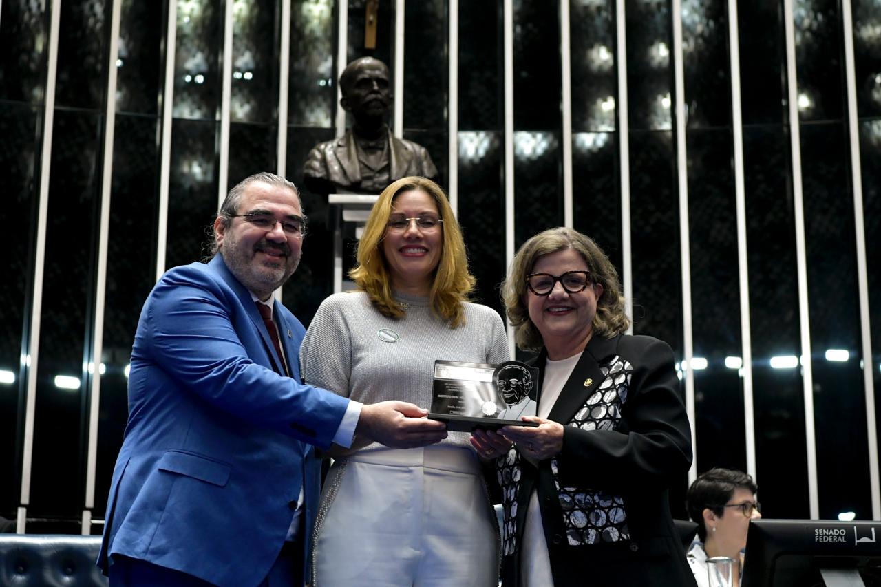 O diretor de Cultura do IDHeC, Manoel Moraes, a diretora-executiva, Virgínia Pimentel, e a senadora Teresa Leitão (PT-PE)/foto: Geraldo Magela/Agência Senado O diretor de Cultura do IDHeC, Manoel Moraes, a diretora-executiva, Virgínia Pimentel, e a senadora Teresa Leitão (PT-PE)/foto: Geraldo Magela/Agência Senado