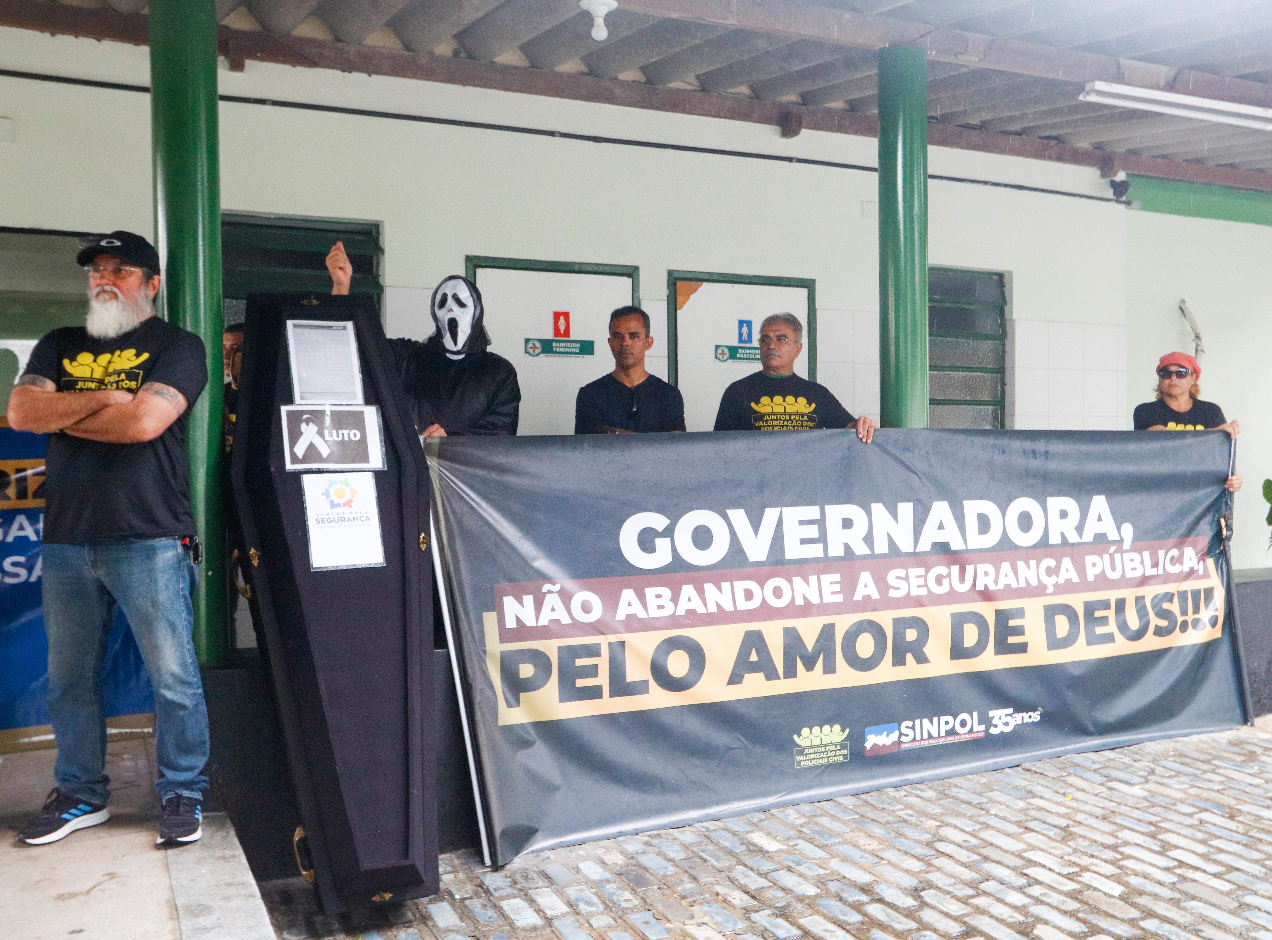 Caix&atilde;o e faixa foram levados para a sede do IML, no Recife/Foto: Marina Torres/DP