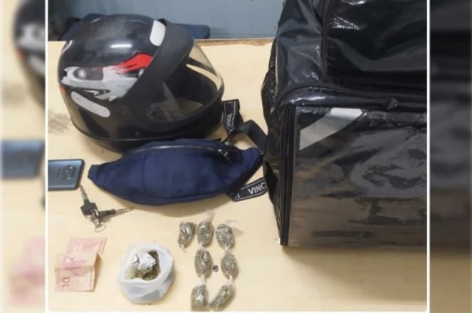 Maconha estava na mesma caixa de entrega de comida com motociclista/Foto:PM
