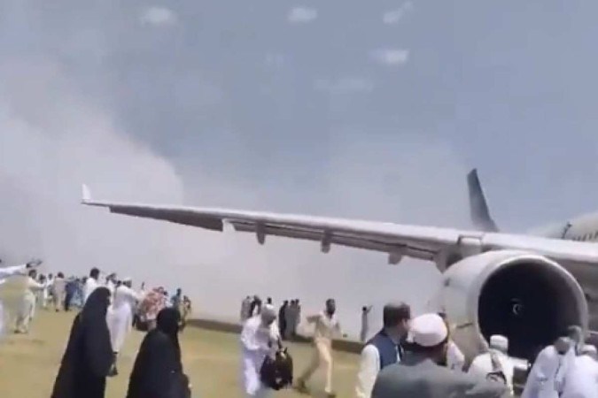 A Autoridade de Aviação Civil do Paquistão (PCAA) informou que todos os 276 passageiros foram resgatados com segurança/Crédito: Reprodução/Redes Sociais A Autoridade de Aviação Civil do Paquistão (PCAA) informou que todos os 276 passageiros foram resgatados com segurança/Crédito: Reprodução/Redes Sociais