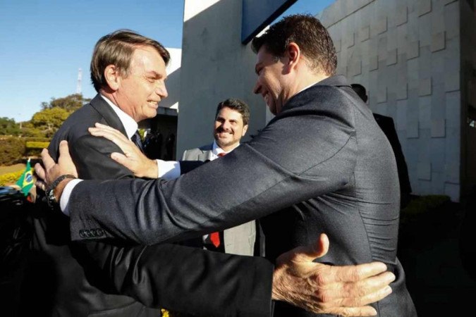 Bolsonaro cumprimenta Ramagem em julho de 2019, quando o então diretor-geral da PF assumia a chefia da Abin/foto: Carolina Antunes/PR