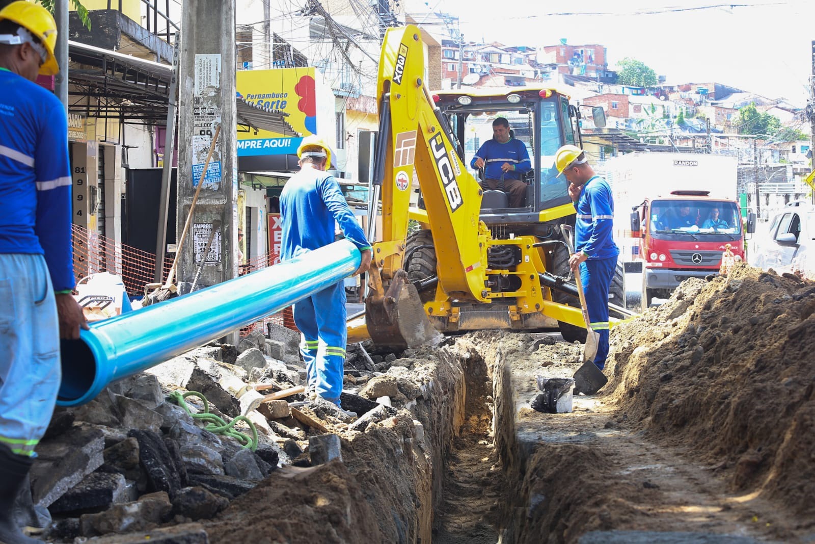 As obras tiveram início nesta quarta-feira (10) e os primeiros passos foram supervisionados pelo presidente da Compesa, Alex Campos, e pelo diretor da Regional Metropolitana, Flávio Coutinho/Foto: Divulgação/Compesa As obras tiveram início nesta quarta-feira (10) e os primeiros passos foram supervisionados pelo presidente da Compesa, Alex Campos, e pelo diretor da Regional Metropolitana, Flávio Coutinho/Foto: Divulgação/Compesa
