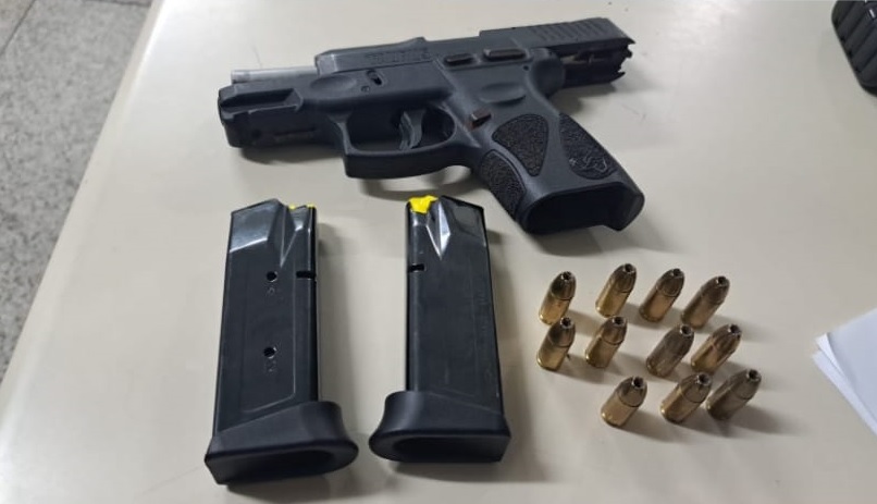 Arma e munições foram apreendidas/Foto: PM Arma e munições foram apreendidas/Foto: PM