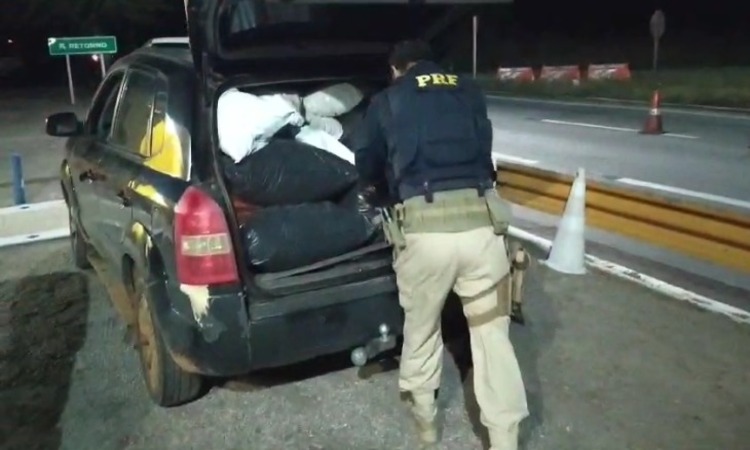 Dentro do carro, os policiais encontraram vários sacos plásticos contendo a droga/Foto: Divulgação/PRF Dentro do carro, os policiais encontraram vários sacos plásticos contendo a droga/Foto: Divulgação/PRF