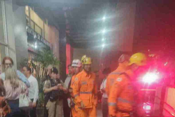 Bombeiros no local para fazer o socorro da v&iacute;tima/cr&eacute;dito: Redes sociais/reprodu&ccedil;&atilde;o