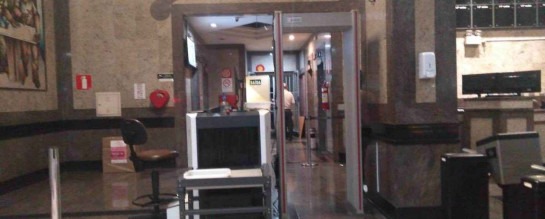 Prédio da Justiça Federal em BH foi fechado após o acidente em que mulher teve parte do corpo prensado pelo elevador
