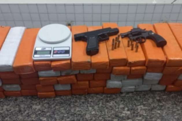 Após a abordagem dos policiais, o jovem foi identificado como menor de idade e com ele foi encontrado um simulacro de arma de fogo e uma quantidade de entorpecentes/Foto: Divulgação/PMPE Após a abordagem dos policiais, o jovem foi identificado como menor de idade e com ele foi encontrado um simulacro de arma de fogo e uma quantidade de entorpecentes/Foto: Divulgação/PMPE