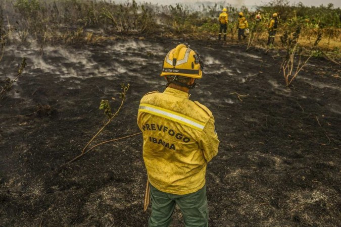 Brigadista do Prevfogo/Ibama observa, desolado, a área devastada pelo incêndio no Pantanal. Crédito extraordinário será dividido entre três ministério/Foto: Marcelo Camargo/Agência Brasil Brigadista do Prevfogo/Ibama observa, desolado, a área devastada pelo incêndio no Pantanal. Crédito extraordinário será dividido entre três ministério/Foto: Marcelo Camargo/Agência Brasil