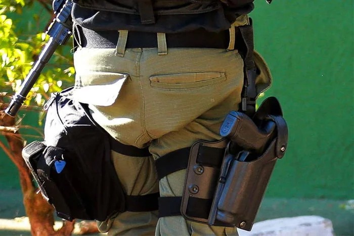 Segundo relatos, a vítima, de 30 anos e de identidade não revelada, teria se assustado com uma viatura policial e correu. Devido a essa reação, o rapaz foi perseguido e baleado/Foto: Michael Melo/Metrópoles Segundo relatos, a vítima, de 30 anos e de identidade não revelada, teria se assustado com uma viatura policial e correu. Devido a essa reação, o rapaz foi perseguido e baleado/Foto: Michael Melo/Metrópoles