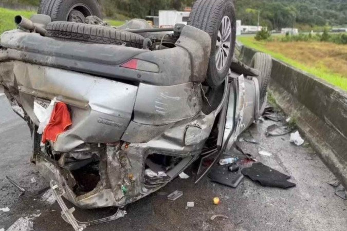 Carro capotou na BR-116, em Campina Grande do Sul (PR)/Foto: Reprodução/PRF