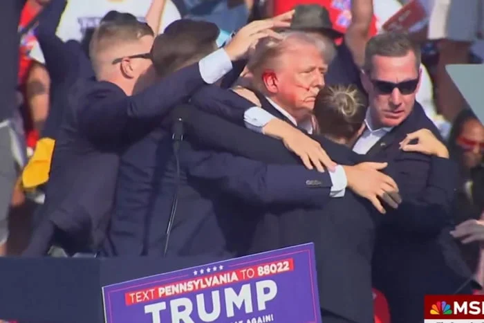Donald Trump saiu às pressas e sangrando de um comício nos Estados Unidos/Foto: Reprodução/MSNBC Donald Trump saiu às pressas e sangrando de um comício nos Estados Unidos/Foto: Reprodução/MSNBC