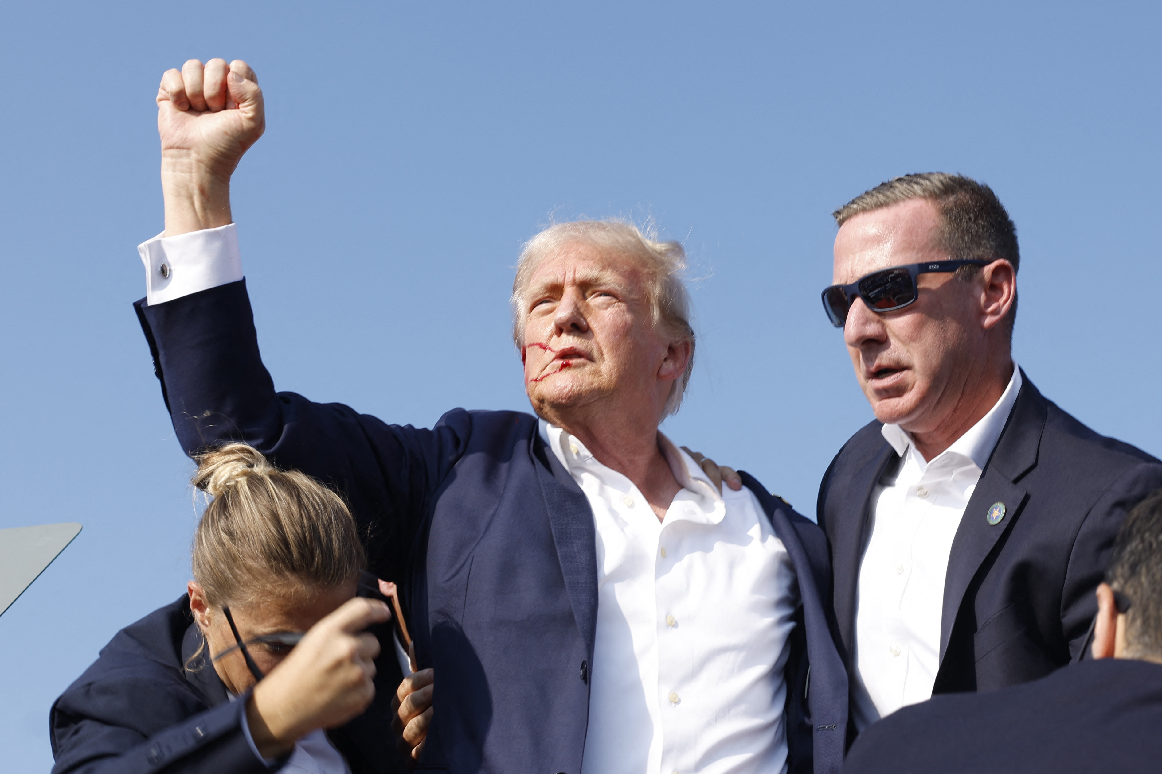 Trump foi retirado do palco com o rosto ensanguentado após disparos/ANNA MONEYMAKER / GETTY IMAGES NORTH AMERICA / GETTY IMAGES VIA AFP
