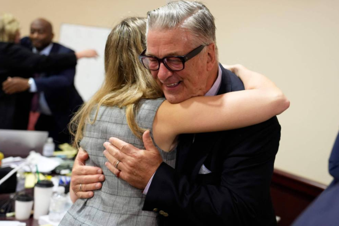 Alec Baldwin abraça advogada após julgamento de homicídio culposo ser anulado/Foto: RAMSAY DE GIVE/AFP Alec Baldwin abraça advogada após julgamento de homicídio culposo ser anulado/Foto: RAMSAY DE GIVE/AFP