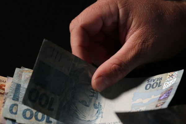 Governo liberou R$ 3,9 bilhões para o PIS e R$ 620 milhões para o Pasep/Crédito: José Cruz / Agência Brasil Governo liberou R$ 3,9 bilhões para o PIS e R$ 620 milhões para o Pasep/Crédito: José Cruz / Agência Brasil