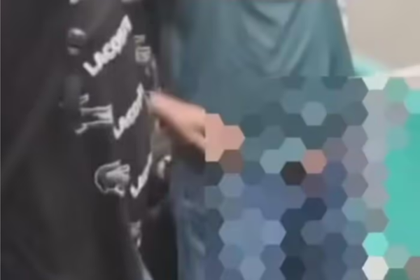 Dois homens de pé em vagão de trem, um deles está com o órgão genital para fora (imagem desfocada)/Crédito: Reproduçao / Redes Sociais
