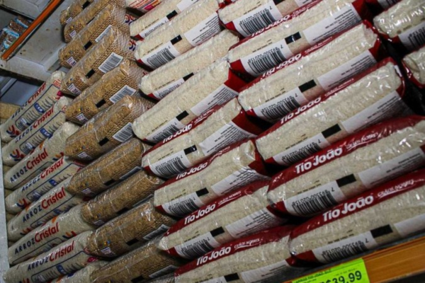 Após dobrar de preço nas prateleiras, valor do arroz começa a recuar, mas governo está de olho/Crédito: Kayo Magalhães/CB/D.A Press
