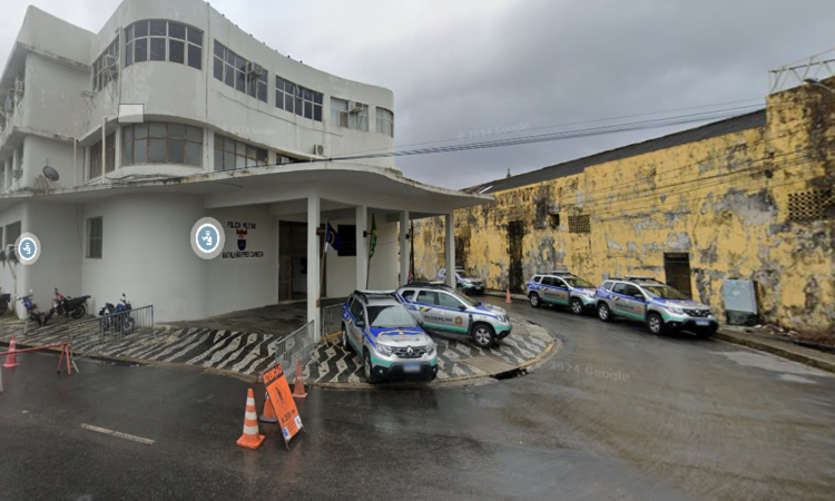 O homem ainda não identificado, foi encontrado sem vida, com lesões de arma branca, no Cais de Santa Rita/Foto: Reprodução/Google Street View O homem ainda não identificado, foi encontrado sem vida, com lesões de arma branca, no Cais de Santa Rita/Foto: Reprodução/Google Street View
