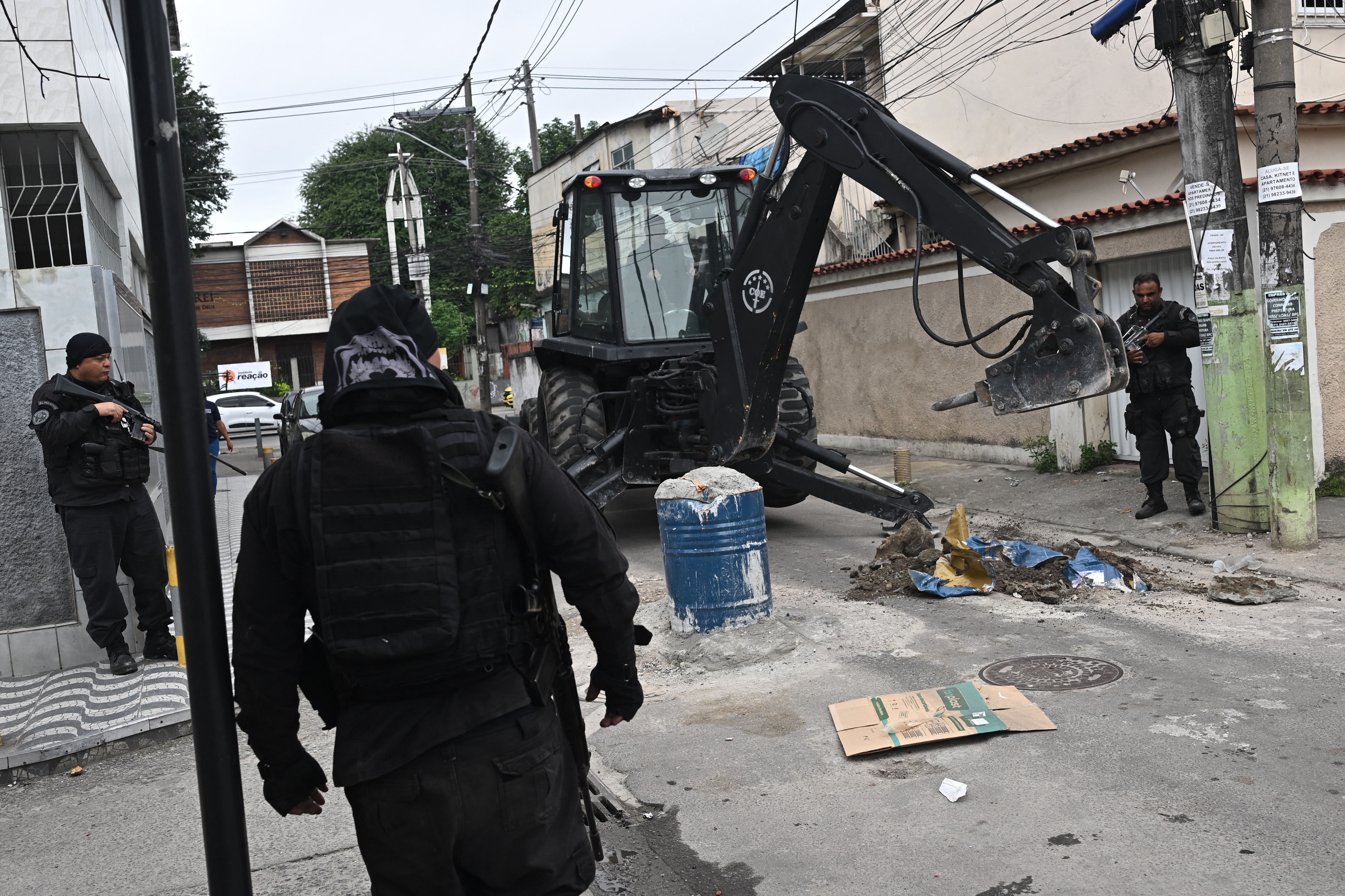 Polícia Militar destrói barreira construída por criminosos em uma rua da favela Cidade de Deus, zona oeste do Rio de Janeiro/Crédito: MAURO PIMENTEL / AFP