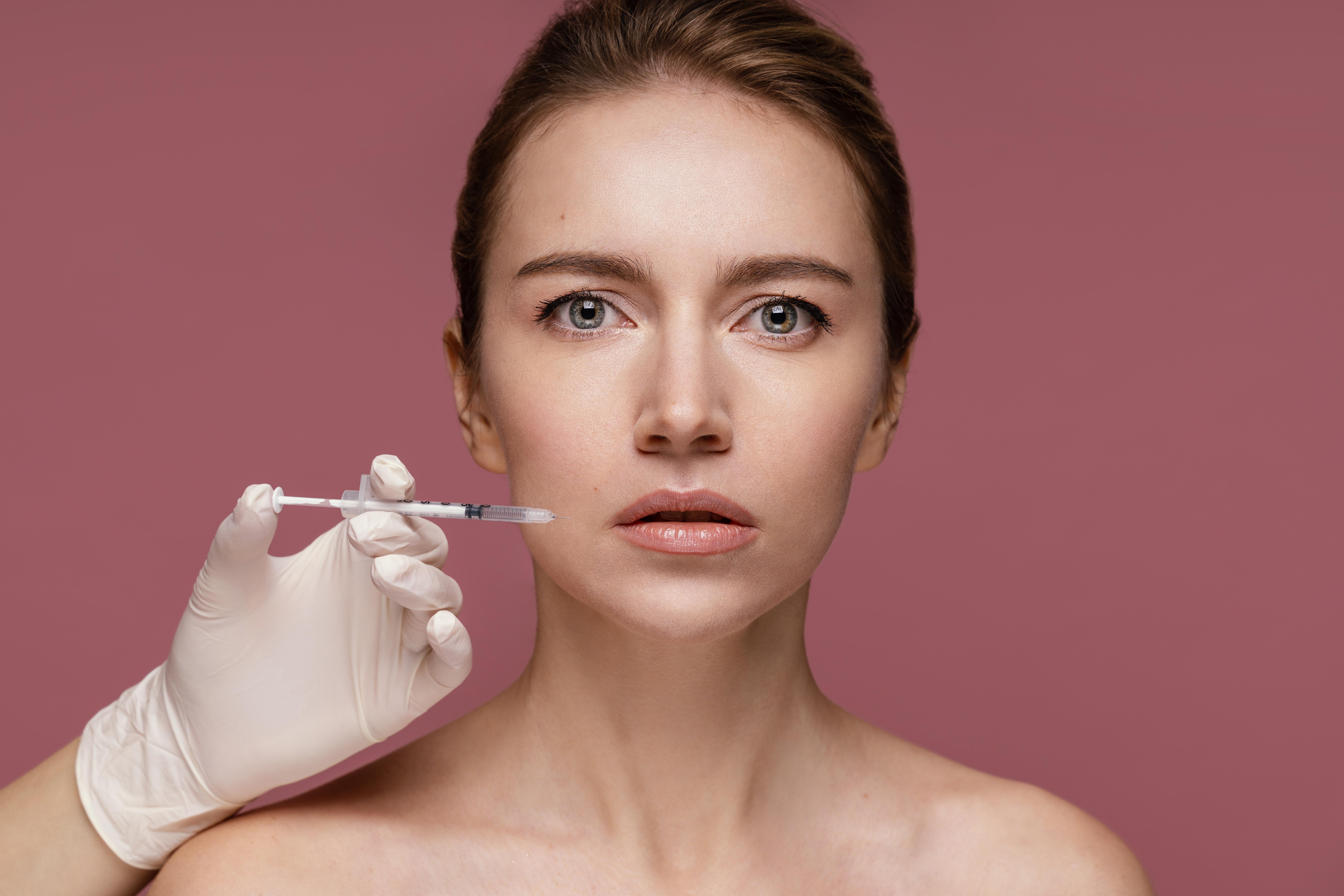 Reverter o preenchimento facial pode ser um processo necessário por diversas razões/Foto: Freepik Reverter o preenchimento facial pode ser um processo necessário por diversas razões/Foto: Freepik
