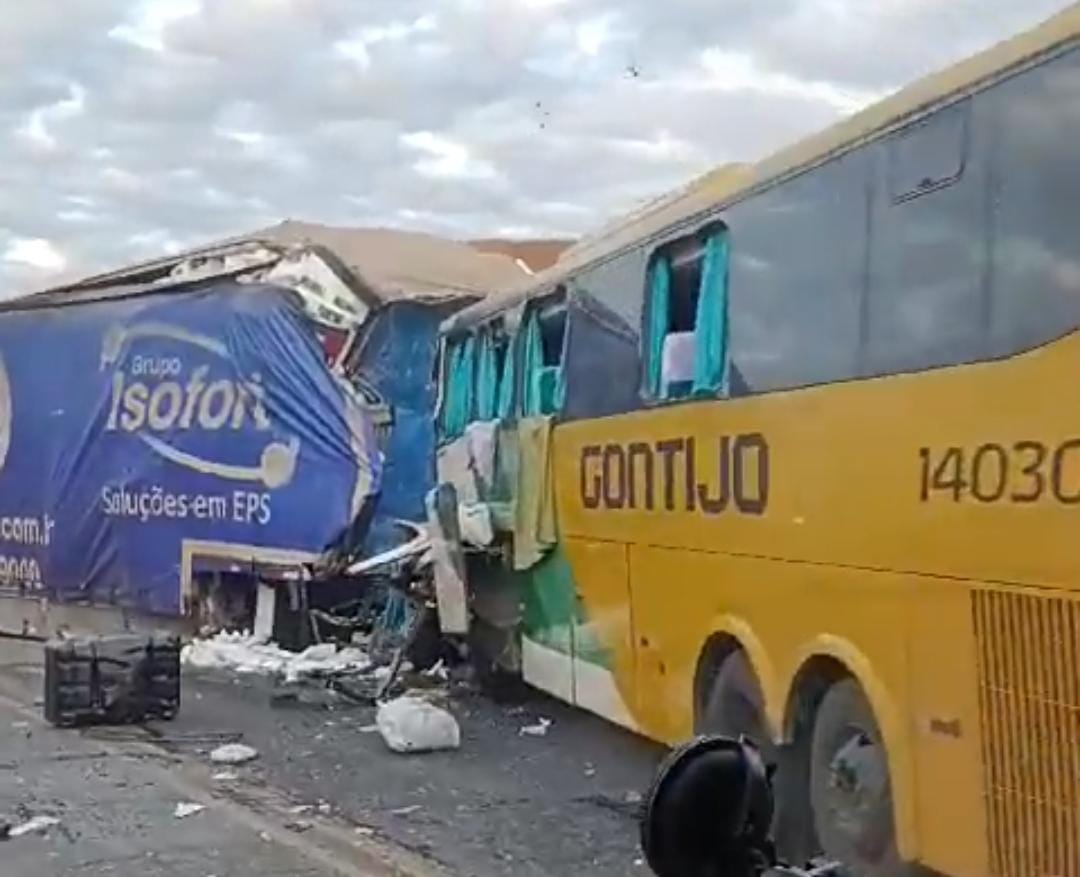 Uma das vítimas que estava presa às ferragens não resistiu durante o resgate e morreu no local/Foto: Reprodução/Twitter Uma das vítimas que estava presa às ferragens não resistiu durante o resgate e morreu no local/Foto: Reprodução/Twitter