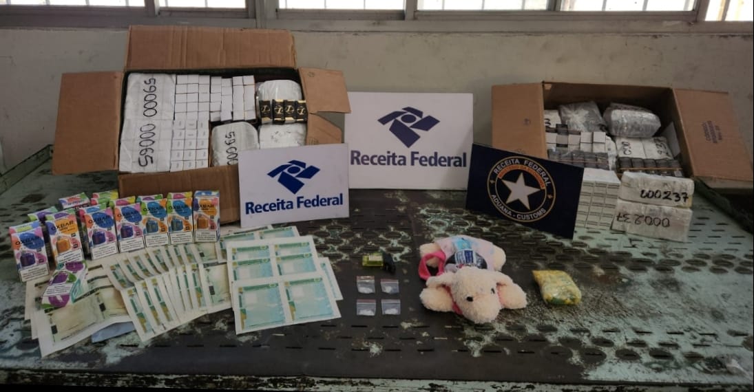 Drogas e documentos em branco foram apreendidos pela Receita Federal/Foto: Receita Federal Drogas e documentos em branco foram apreendidos pela Receita Federal/Foto: Receita Federal
