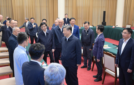 Xi Jinping se comunica com representantes de empresas e do meio acadêmico que participam de um simpósio em Jinan, Província de Shandong, leste da China, em 23 de maio de 2024