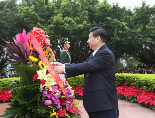 Xi Jinping coloca uma cesta de flores em frente à estátua de bronze de Deng Xiaoping no Parque Lianhuashan em Shenzhen, Província de Guangdong, no sul da China, em dezembro de 2012