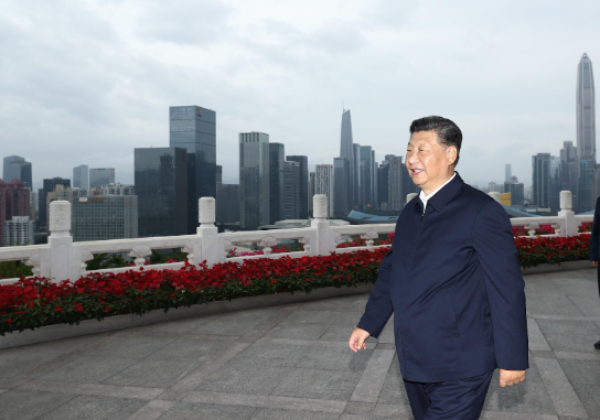Xi Jinping olha para a cidade de Shenzhen do Parque Lianhuashan, na Província de Guangdong, sul da China, em 14 de outubro de 2020. Xi participou de uma grande reunião realizada para celebrar o 40º aniversário do estabelecimento da Zona Econômica Especial de Shenzhen e fez um importante discurso em 14 de outubro de 2020