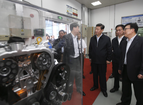 Xi Jinping aprende sobre o desenvolvimento de veículos de nova energia durante uma inspeção à SAIC Motor em Shanghai, leste da China, em 24 de maio de 2014