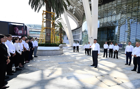 Xi Jinping se comunica com funcionários de um shopping duty-free internacional em Sanya, na Província de Hainan, sul da China, em 11 de abril de 2022
