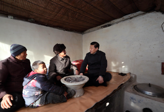 Xi Jinping visita a família de Tang Rongbin na aldeia de Luotuowan da vila de Longquanguan, distrito de Fuping, na Província de Hebei, norte da China, em 30 de dezembro de 2012