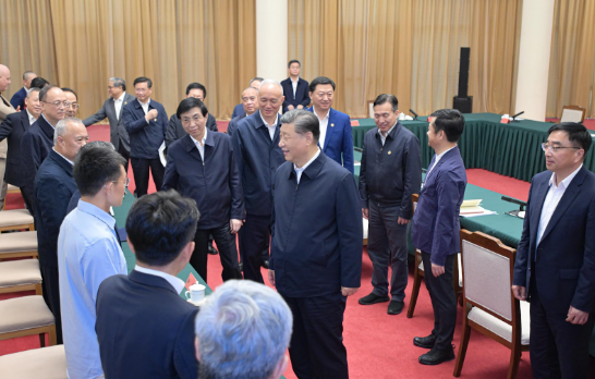 Xi Jinping se comunica com representantes de empresas e do meio acadêmico que participam de um simpósio em Jinan, Província de Shandong, leste da China, em 23 de maio de 2024/Foto: Xinhua/Li Tao
