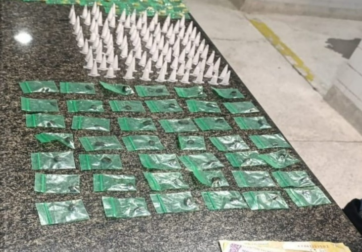 O suspeito foi localizado e, ao ser abordado, foram encontrados diversos tipos de drogas/Foto: Divulgação/PMPE O suspeito foi localizado e, ao ser abordado, foram encontrados diversos tipos de drogas/Foto: Divulgação/PMPE