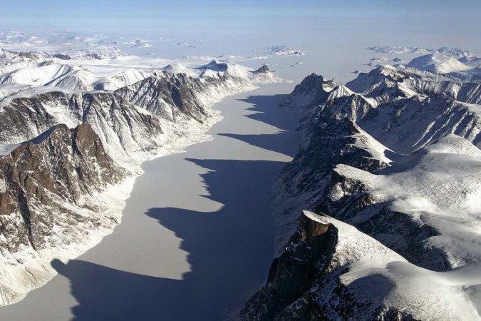 Um fiorde da ilha Baffin coberto de gelo com o estreito de Davis ao fundo/foto: Michael Studinger/Nasa ICE Um fiorde da ilha Baffin coberto de gelo com o estreito de Davis ao fundo/foto: Michael Studinger/Nasa ICE