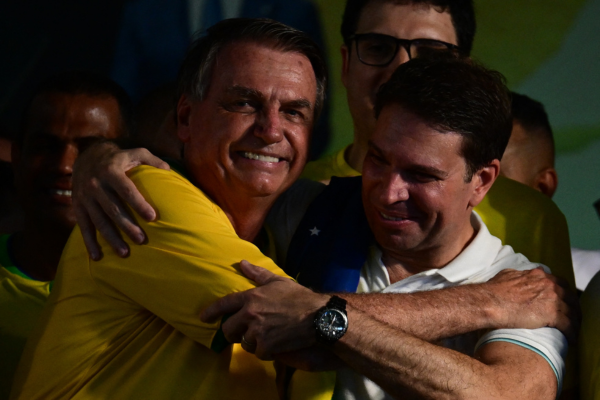 Alexandre Ramagem abraça o ex-presidente Jair Bolsonaro/Crédito: PABLO PORCIUNCULA / AFP Alexandre Ramagem abraça o ex-presidente Jair Bolsonaro/Crédito: PABLO PORCIUNCULA / AFP