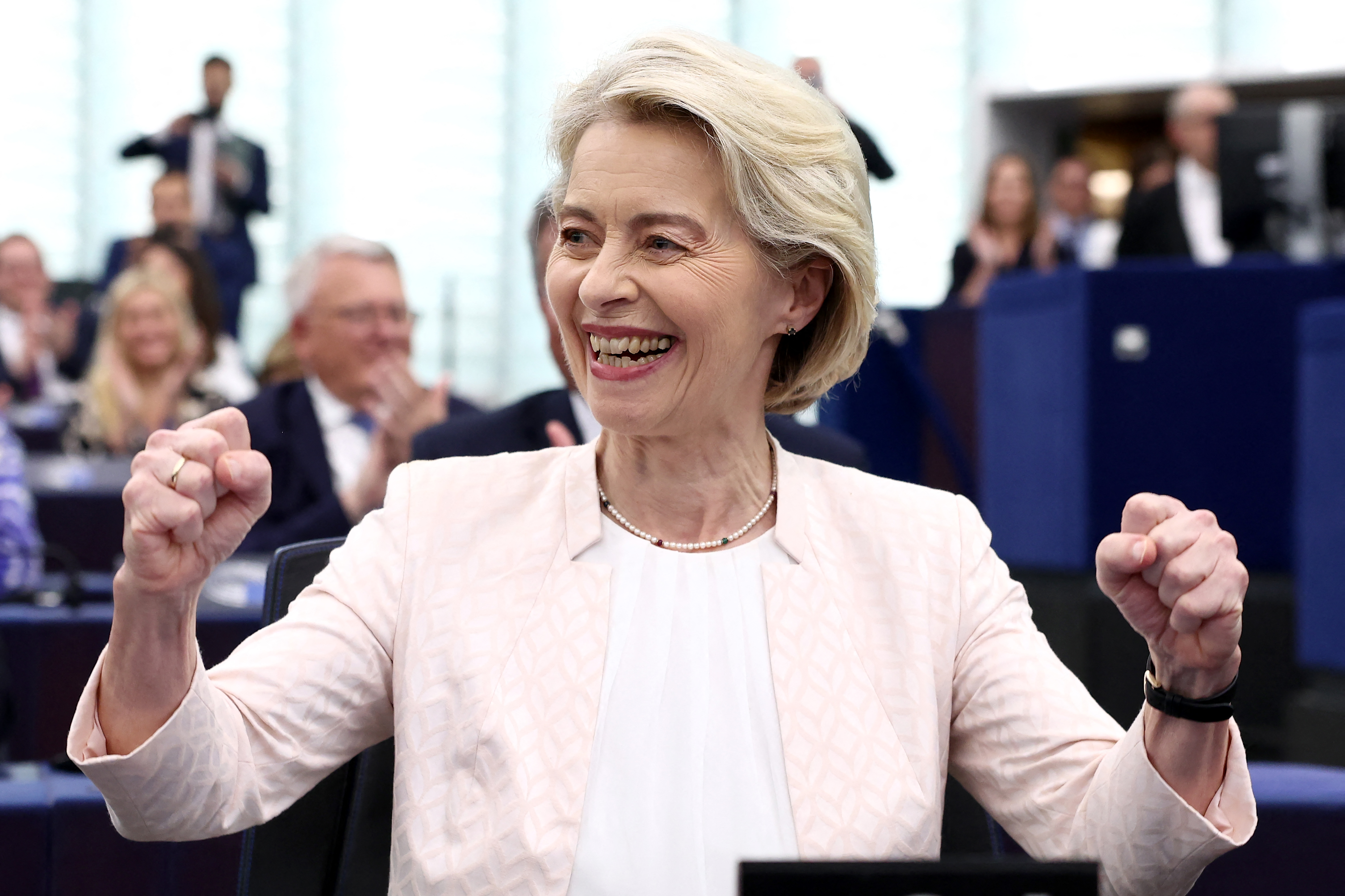 Ursula von der Leyen comemora após ser reeleita para um segundo mandato no Parlamento Europeu/Foto: FREDERICK FLORIN / AFP Ursula von der Leyen comemora após ser reeleita para um segundo mandato no Parlamento Europeu/Foto: FREDERICK FLORIN / AFP