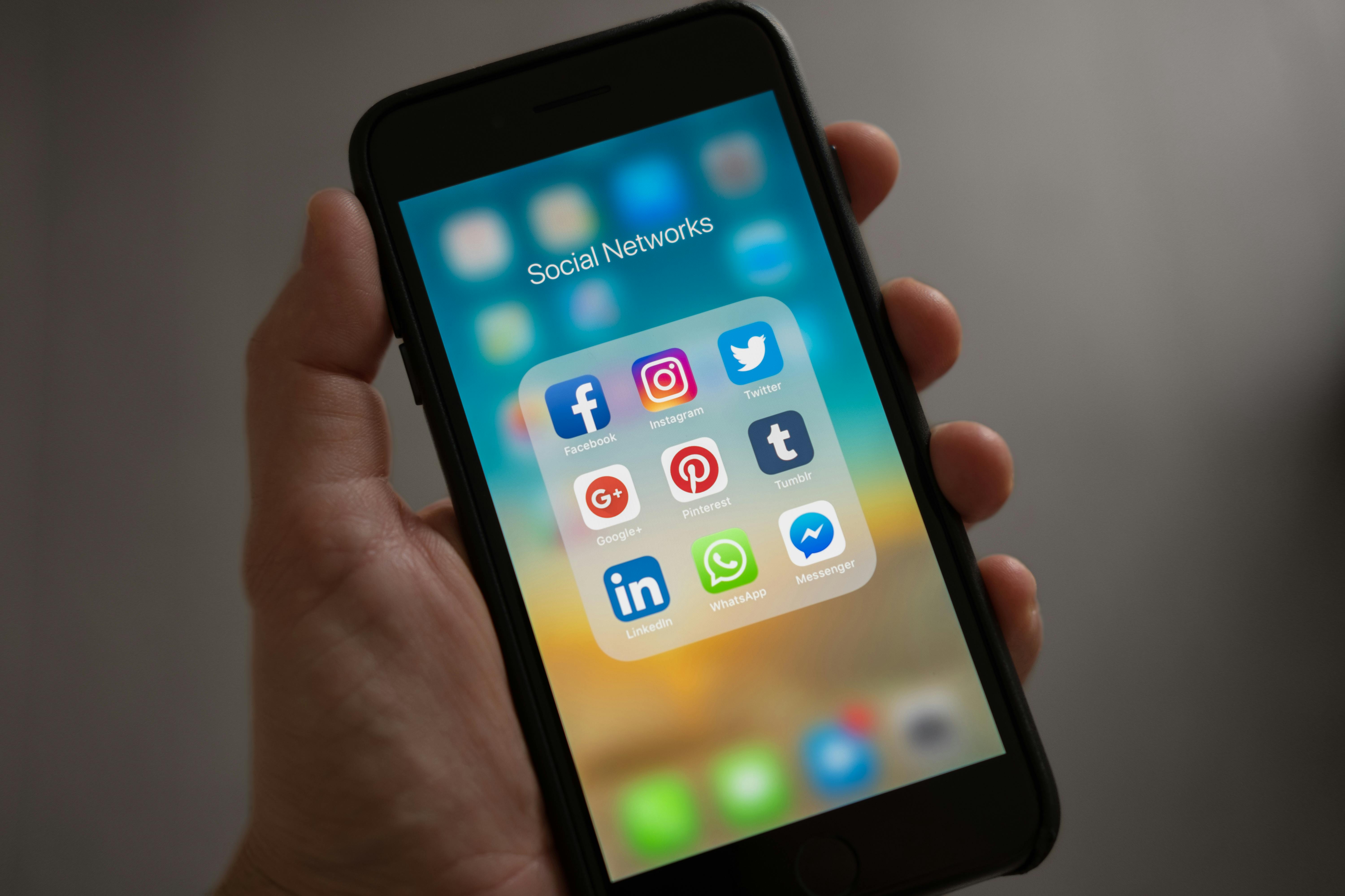 O mesmo levantamento revelou que nos 12 meses de 2023, Pernambuco contabilizou 28.287 casos de roubos de celular/Foto: Trancy e Blanc/Pexels O mesmo levantamento revelou que nos 12 meses de 2023, Pernambuco contabilizou 28.287 casos de roubos de celular/Foto: Trancy e Blanc/Pexels