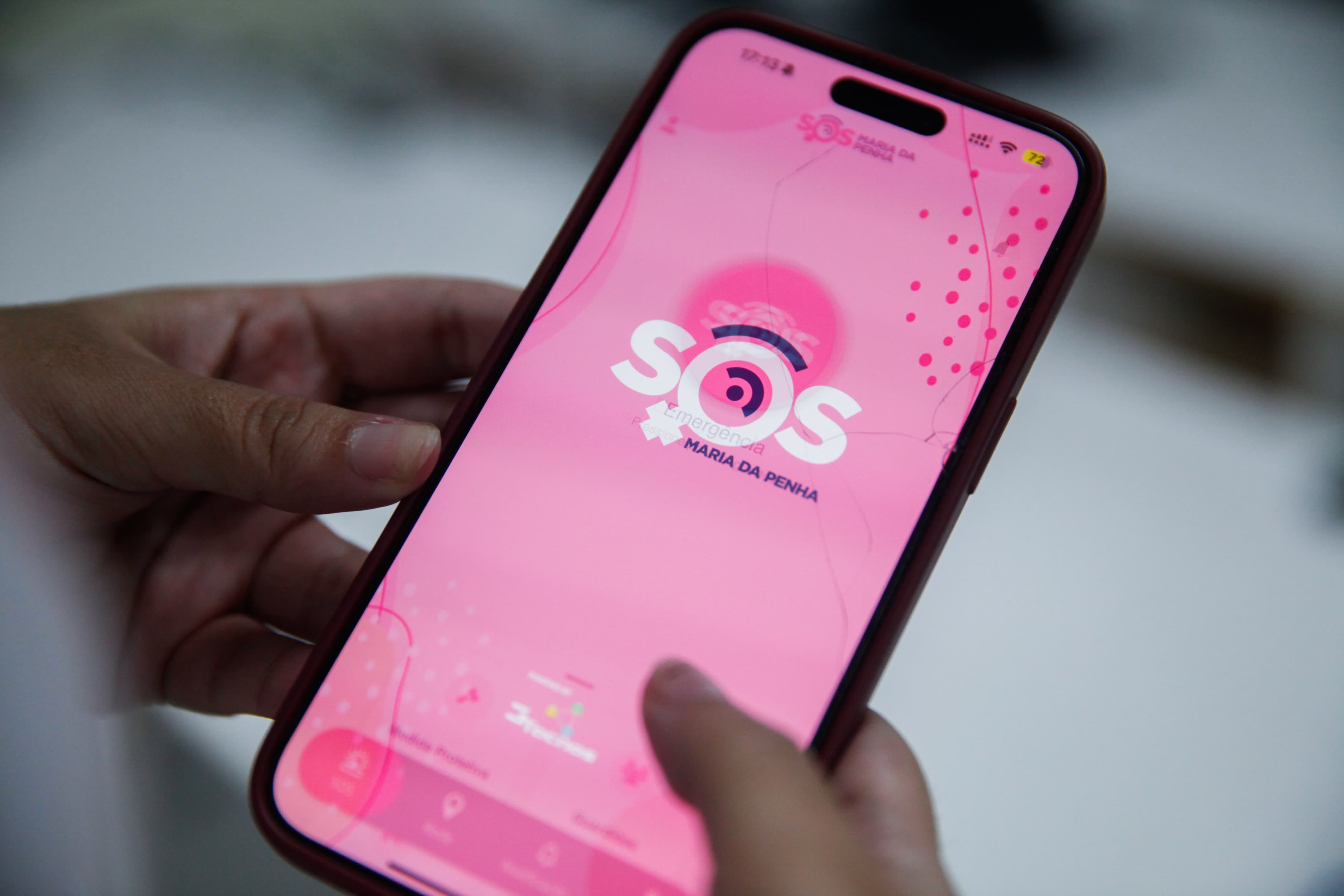 O aplicativo oferece um canal direto e seguro para que mulheres em risco possam solicitar ajuda imediata com apenas alguns toques no celular/Foto: Sandy James/DP